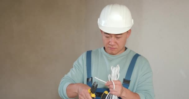 Ouvrier Bricoleur Montrant Ses Outils Constructeur Électricien Travaillant Avec Des — Video