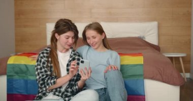 Lezbiyen çift evde birlikte hayatın tadını çıkarıyor. Selfie çekmek.