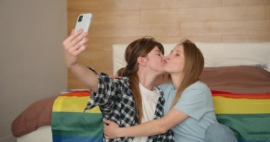 Lezbiyen çift evde birlikte hayatın tadını çıkarıyor. Selfie çekmek.