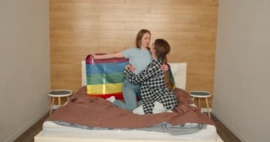 Mutlu lezbiyen lgbtq çifti birbirine aşık, sarılıyor, gülüyor, evde eğleniyor. İki şık, havalı, değişik, sevgi dolu kadın sarılıp kaynaşıyor. Lgbt ilişki kavramı.