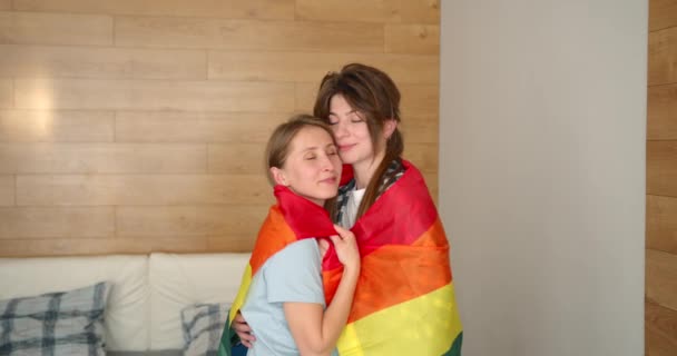 Пара Молодых Лесбиянок Против Радужного Флага Счастливо Обнимаются Пара Лесбиянок — стоковое видео