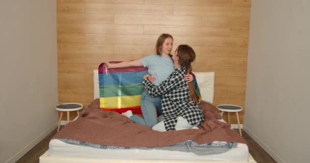 Счастливая Лесбийская Пара Влюбленных Обнимается Смеется Веселится Стоя Дома Две — стоковое видео
