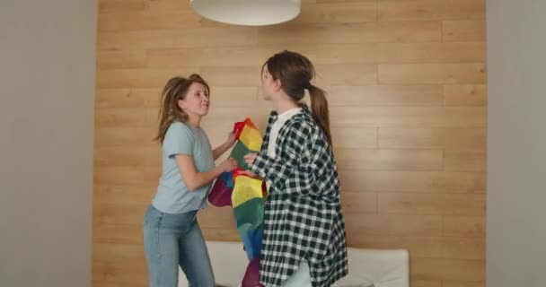 幸せなレズビアンLgbtqカップルの愛の抱っこ 家に立って楽しんでいます 2つのスタイリッシュなクールな非常に愛情のある女性の抱擁 Lgbt関係概念 — ストック動画