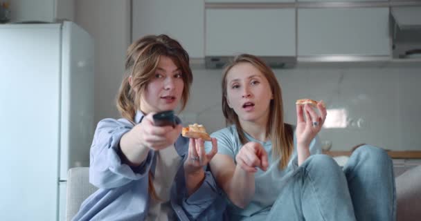 Glückliches Lesbisches Lgbtq Verliebtes Paar Kuschelt Lacht Hat Spaß Hause — Stockvideo