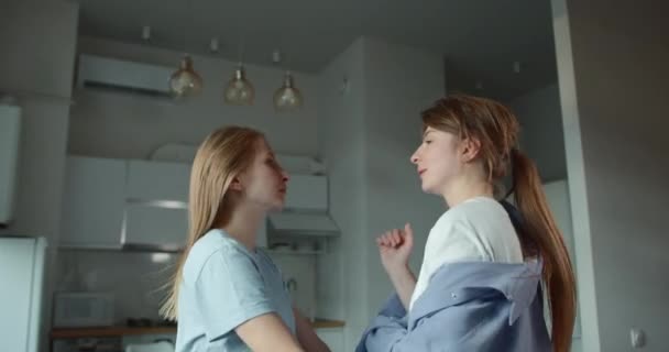 Glückliches Lesbisches Lgbtq Verliebtes Paar Kuschelt Lacht Hat Spaß Hause — Stockvideo