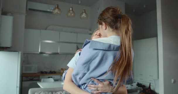 Feliz Pareja Lgbtq Lesbiana Amor Abrazos Riendo Divertirse Pie Casa — Vídeos de Stock