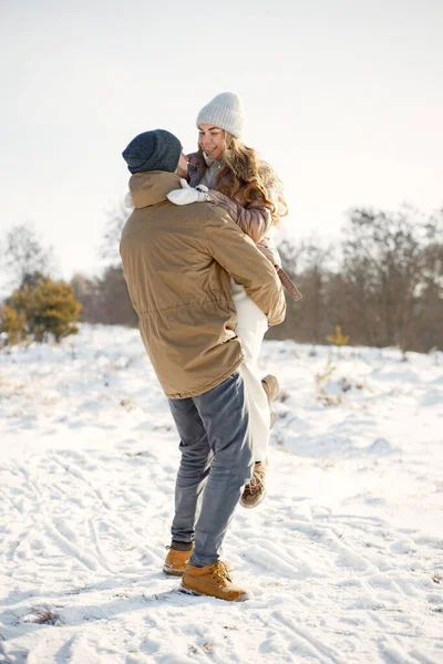 Porträt Eines Romantischen Paares Das Spaß Beim Winterspaziergang Hat Mann lizenzfreie Stockbilder