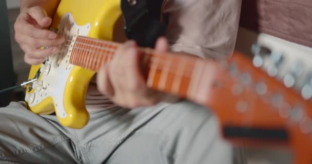 Junger Mann Seinem Wohnzimmer Der Gitarre Spielt Einstellung Des Verstärkers — Stockvideo