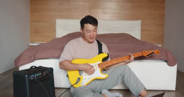 Jeune Homme Dans Son Salon Jouant Guitare Configuration Amplificateur — Video