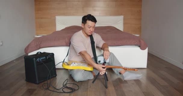 행복한 남자는 스마트 카메라에 자신의 오디오 성능을 기타를 블로거 스트리밍 — 비디오