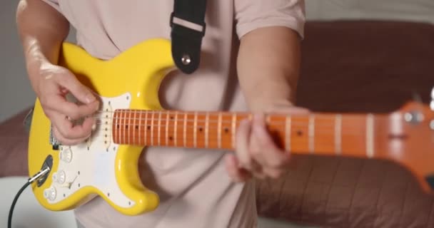 Junger Mann Seinem Wohnzimmer Der Gitarre Spielt Einstellung Des Verstärkers — Stockvideo