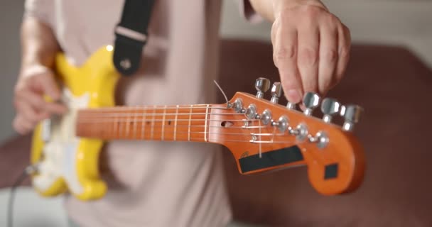 Jeune Homme Dans Son Salon Jouant Guitare Configuration Amplificateur — Video