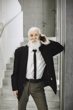 Ofisteki zarif adam. Cep telefonlu son sınıf öğrencisi..