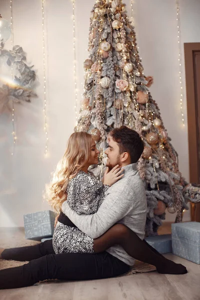 Noel süsü takmış insanlar. Gri kazaklı adam. Aile evde..