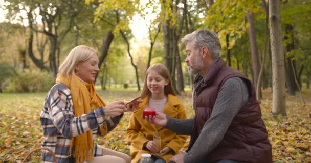 Koncepcja Czasu Wolnego Ludzi Dziadkowie Wnuczki Pijący Herbatę Piknik Jesiennym — Wideo stockowe