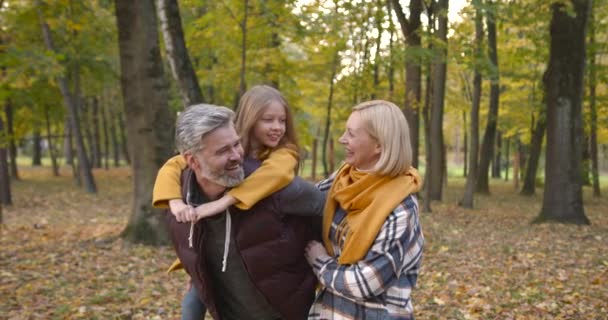 Enkelin Spielt Herbst Mit Ihren Großeltern Park Zeit Mit Verwandten — Stockvideo