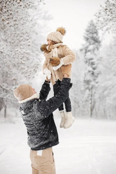 Küçük Kız Babası Kış Günü Dışarıda Oynuyorlar Kızını Havada Tutan Stok Fotoğraf