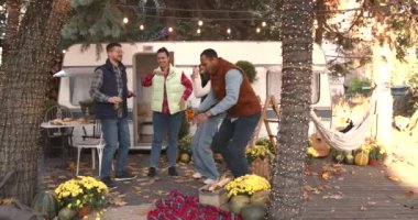 Çekici, neşeli arkadaşların bir araya gelişinin vücut ölçülerinde görüntüsü. Sonbahar ormanında güneşli bir günde dans etmek..