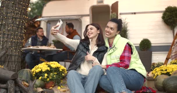 Due Amiche Allegre Che Sorridono Scattano Selfie Sullo Smartphone Campeggio — Video Stock