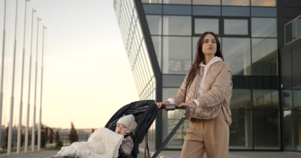 Anne Arabasıyla Bebek Arabasıyla Modern Bir Şehir Kaldırımında Yürüyor Sonbaharda — Stok video