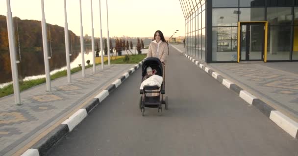 Moeder Met Een Kinderwagen Kinderwagen Een Moderne Stadsbestrating Wandelen Ontspannen — Stockvideo