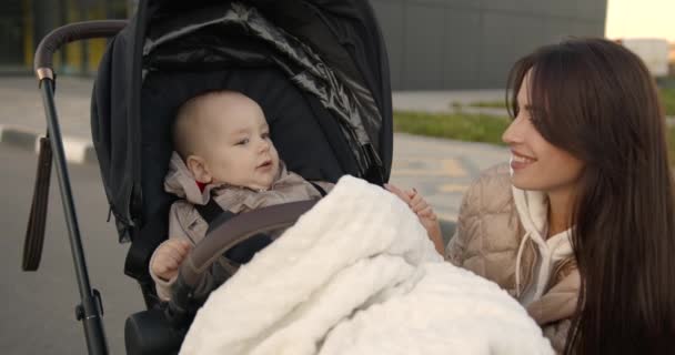 Famiglia Maternità Concetto Persone Primo Piano Della Madre Della Bambina — Video Stock