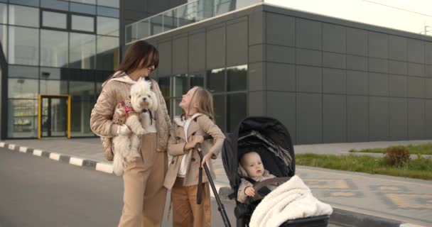 家庭时间概念 年轻的母亲和两个可爱的女儿周末都呆在户外 刚出生的孩子和小女生 — 图库视频影像