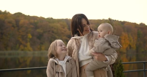 Concetto Tempo Familiare Giovane Madre Due Figlie Carine Trascorrere Del — Video Stock