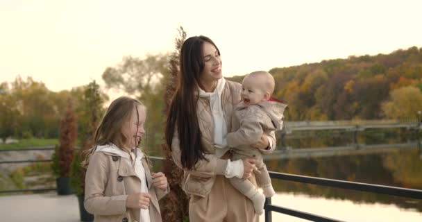 Концепція Сімейного Часу Молода Мама Дві Милі Дочки Проводять Час — стокове відео