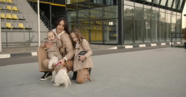 家庭时间概念 年轻的母亲和两个可爱的女儿周末都呆在户外 刚出生的孩子和小女生 — 图库视频影像
