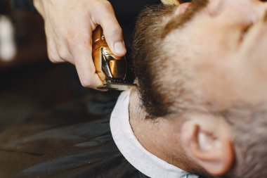 Sakallı bir adam. Müşterisi olan bir kuaför. Fırçalı adam.