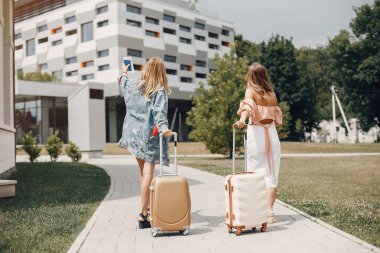 Havaalanındaki kızlar. Bavullu arkadaşlar.