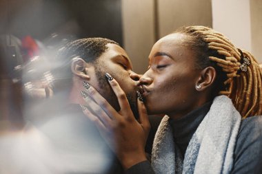 Kafede iki genç insan. Afrikalı çift birlikte vakit geçirmekten zevk alıyor..