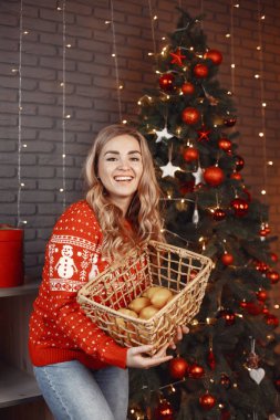 Beyaz kazaklı kadın. Bayan kameraya bakın. Noel konsepti.