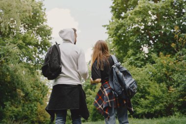 Yaz ormanındaki turistler. Siyah tişörtlü kız..