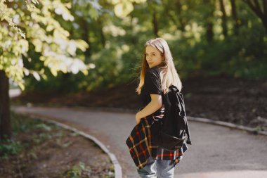 Siyah tişörtlü güzel kız. Yaz ormanındaki kadın