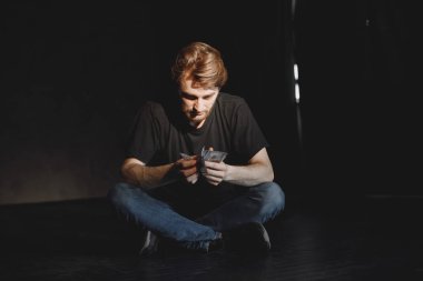 Mans plastik paketi kokain tozuyla tutuyor. Uyuşturucu bağımlısı ve bir doz almaktan zevk alıyor. Kokain koklayacağım..