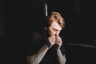 Mans plastik paketi kokain tozuyla tutuyor. Uyuşturucu bağımlısı ve bir doz almaktan zevk alıyor. Kokain koklayacağım..