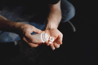 Depresyondaki adam intihara meyilli. Güçlü ilaçlar ve haplar alarak intihar etmek mi istiyorsun?