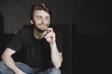 Uyuşturucu bağımlılığı konsepti. Genç hasta uyuşturucu bağımlısı. Tek başına oturuyor ve bir doz almak üzere..