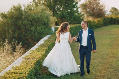 doğada yürüyüş genç erkek ile beyaz elbiseli güzel uzun saçlı gelin