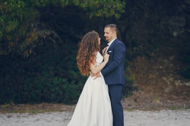 doğada yürüyüş genç erkek ile beyaz elbiseli güzel uzun saçlı gelin