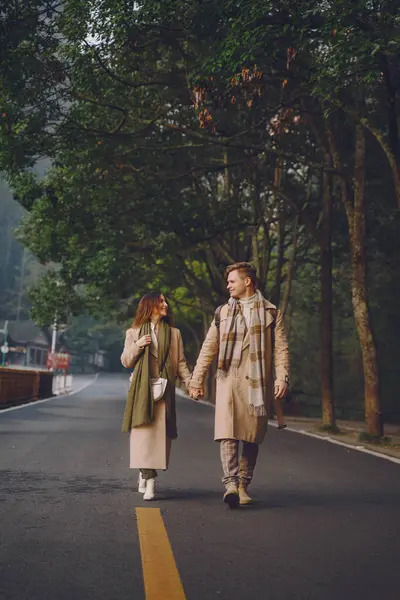 Yeni evli çift, Çin 'deki Zhangjiajie Ulusal Orman Parkı' nda yürürken sevgi gösteriyor ve el ele tutuşuyorlar..