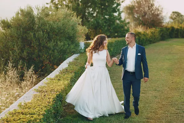 doğada yürüyüş genç erkek ile beyaz elbiseli güzel uzun saçlı gelin