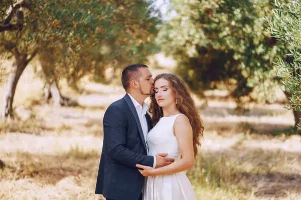 doğada yürüyüş genç erkek ile beyaz elbiseli güzel uzun saçlı gelin