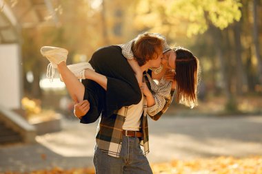 Parkta bir çift. Beyaz tişörtlü adam. Altın sonbahar.