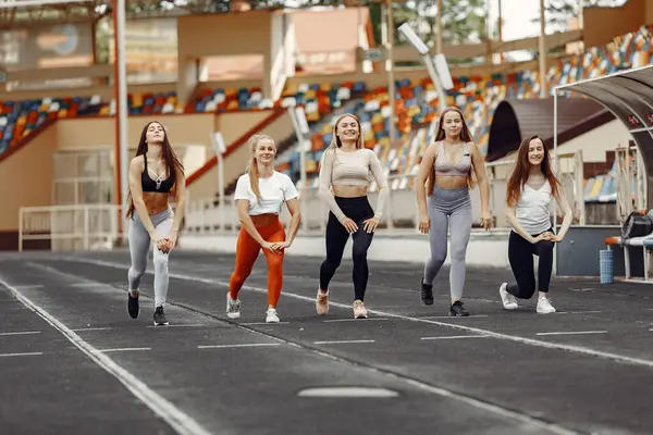Stadyumdaki güzel kızlar. Spor kıyafetli kızlar..