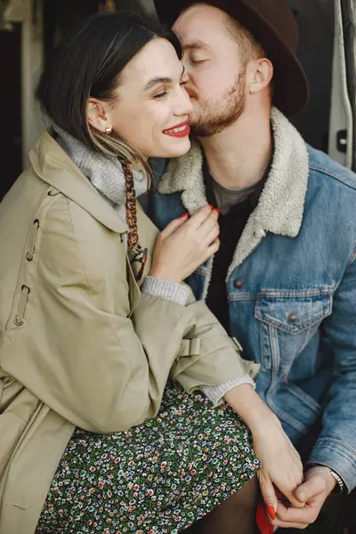 Kırmızı dudaklı bir kadına ve siyah şapkalı bir adama odaklan. Moda elbiseli romantik bir çift sarılıyor. Ceketli bir adam ve kadın ceketi..