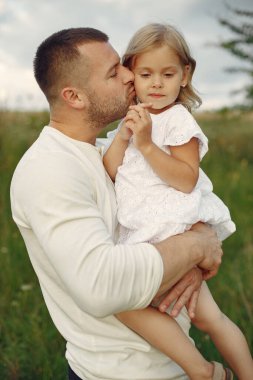 Yaz tarlasında bir aile. Beyaz gömlekli baba. Tatlı kız..