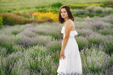 Provence 'lı kadın lavanta tarlasında dinleniyor. Beyaz elbiseli kadın. Çantalı kız..
